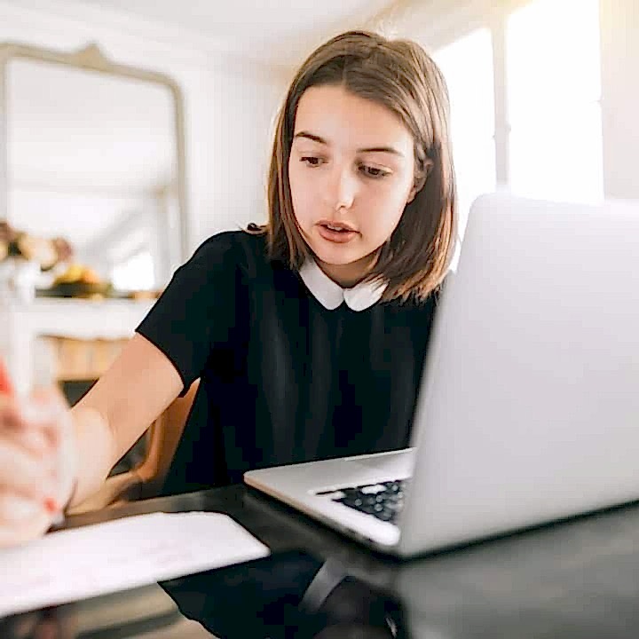 Almanca çalışan bir ortaokul öğrencisi