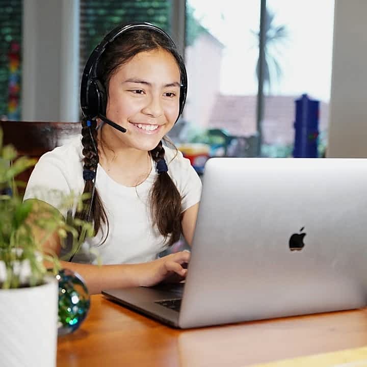 İngilizce özel ders alan bir çocuk