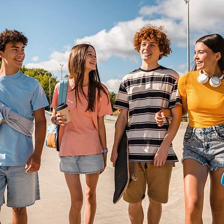 Yaz dönemi İngilizce kampına katılan gençler resim